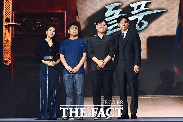 배우 김희애와 박경수 작가, 김용완 감독, 배우 설경구(왼쪽부터)가 전 세계 시청자들의 정치 도파민을 자극하겠다고 자신했다. /서예원 기자