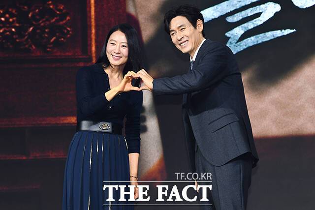 배우 김희애(왼쪽)와 설경구가 '돌풍'에서 원수로 만나 세 번째 호흡을 맞춘다. /서예원 기자