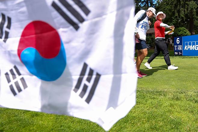 양희영이 23일(현지 시각) 미국 워싱턴주 사할리 컨트리클럽에서 열린 LPGA 투어 메이저 대회 KPMG 위민스 PGA 챔피언십 4라운드 6번홀에서 캐디와 함께 이동하고 있다./AFP 연합뉴스