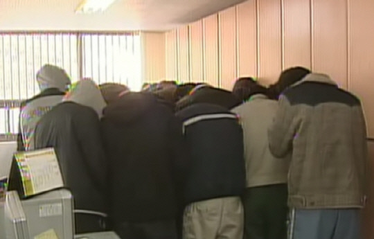 2004년 밀양 성폭행 사건 가해자들의 체포 당시 모습. MBC 방송화면 갈무리