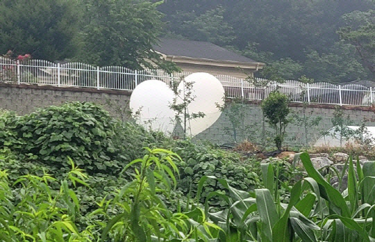 북한이 살포한 오물풍선. 연합뉴스