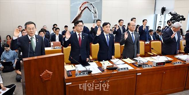 이종호 과학기술정보통신부 장관(왼쪽)이 25일 국회 과학기술정보방송통신위원회(과방위) 전체회의에서 선서를 하고 있다. ⓒ데일리안 홍금표 기자