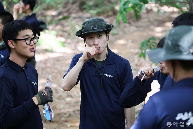9사단 장병들이 아이스크림을 먹으며 발굴 작전 중 휴식을 취하고 있다. 파주=박형기 기자 oneshot@donga.com