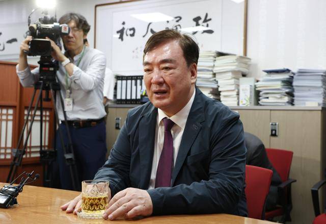 싱하이밍 주한중국대사가 25일 국회 의원회관에서 윤상현 국민의힘 당대표 후보를 만나 화성 화재 희생자 관련 지원 대책 및 수습 방안 등을 논의하고 있다. 뉴시스