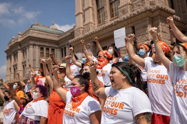 임신중지권을 옹호하는 미국인 여성들이 2021년 9월 1일 미국 텍사스주 오스틴에 있는 주의회 건물 앞에서 '임신 6주 이후 임신중단 금지' 내용을 담은 주법에 항의하고 있다. 오스틴=AP 연합뉴스