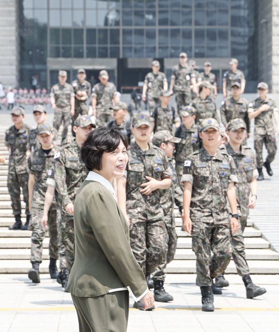 강정애 국가보훈부 장관이 용산 전쟁기념관을 방문한 군인들과 즉석에서 포즈를 취했다. 김경록 기자