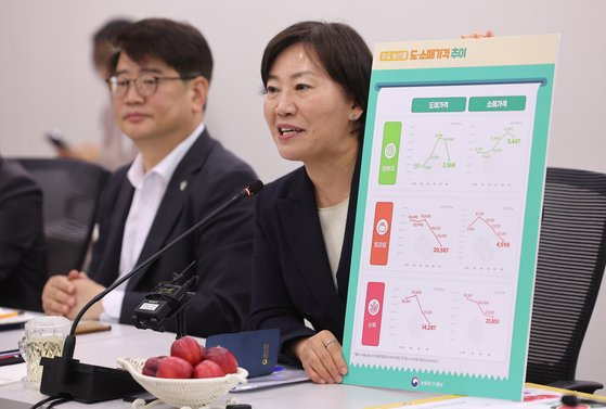 송미령 농림축산식품부 장관이 지난 19일 오전 정부세종청사에서 열린 정례 기자간담회에서 한국은행의 공식 보고서에 대해 '농업 분야의 특수성'을 거론하며 공개 반박했다. 연합뉴스
