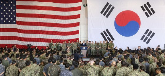 윤석열 대통령이 25일 오후 부산 해군작전기지에 정박 중인 미국 항공모함 시어도어 루즈벨트 항공모함을 방문, 격납고에서 한·미장병들에게 격려의 말을 하고 있다. 사진 대통령실