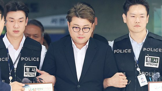 음주 뺑소니 혐의를 받는 가수 김호중이 5월 24일 구속 전 피의자 심문(영장실질심사)을 마친 뒤 서울 서초구 서울중앙지법을 나와 호송차로 향하고 있다. 연합뉴스