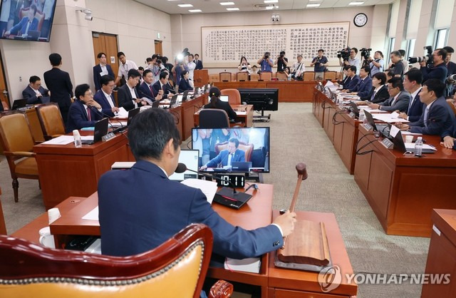 ▲ 더불어민주당 소속 정청래 위원장이 25일 오전 국회에서 '공영방송지배구조 개선법'(방송3법)을 상정해 심의하는 법제사법위원회 전체회의에서 의사봉을 두드리고 있다.