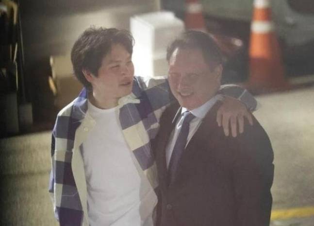 최태원 SK그룹 회장과 아들 인근씨. 디시인사이드 캡처