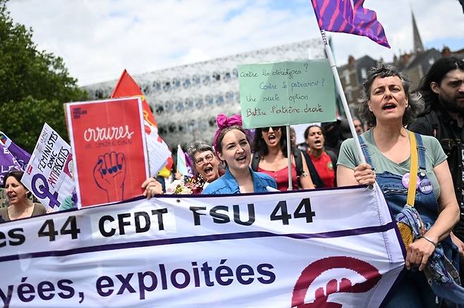 23일(현지시간) 프랑스 낭트에서 열린 극우 국민연합(RN) 집권 반대 시위 참가자들이 도로를 행진하고 있다. AFP연합뉴스