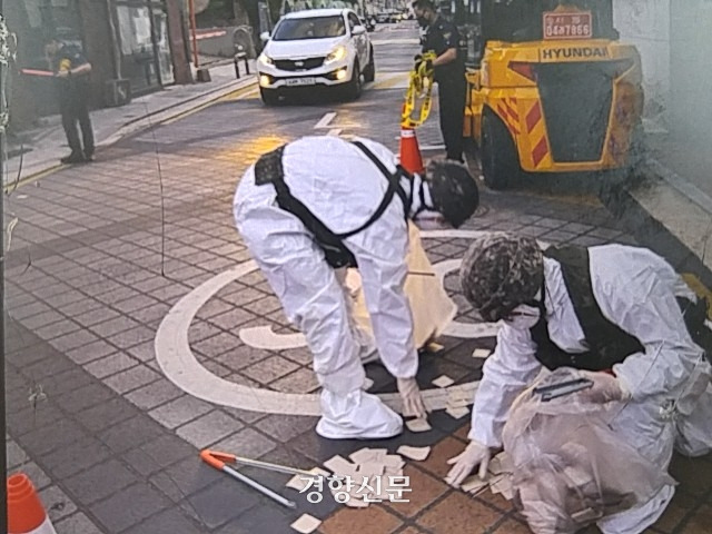 25일 서울 성북구 석관동에서 북한이 날려보낸 오물 풍선의 낙하된 오염물을 처리하는 모습. 합동참모본부 제공