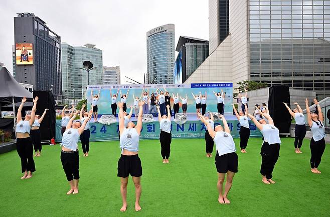 Attendees practice Yoga at International Day of Yoga organized by Indian Embassy in Seoul in Gangnam-gu, Seoul on Saturday.(Indian Embassy in Seoul)