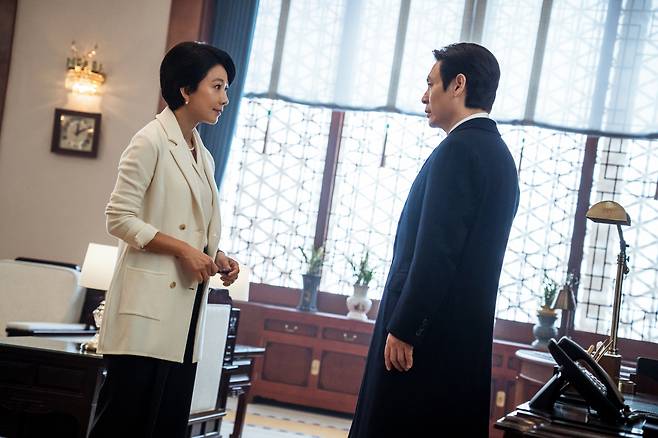 "The Whirlwind," starring Kim Hee-ae (left) and Sul Kyung-gu (Netflix)