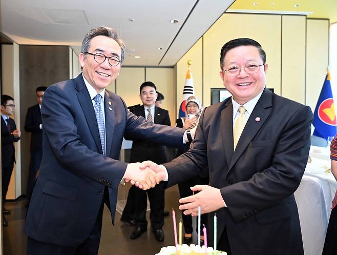 South Korean Foreign Minister Cho Tae-yul (left) celebrates the birthday of ASEAN Secretary-General Kao Kim Hourn on May 28 during a welcoming luncheon hosted by Minister Cho in Seoul. (Ministry of Foreign Affairs)