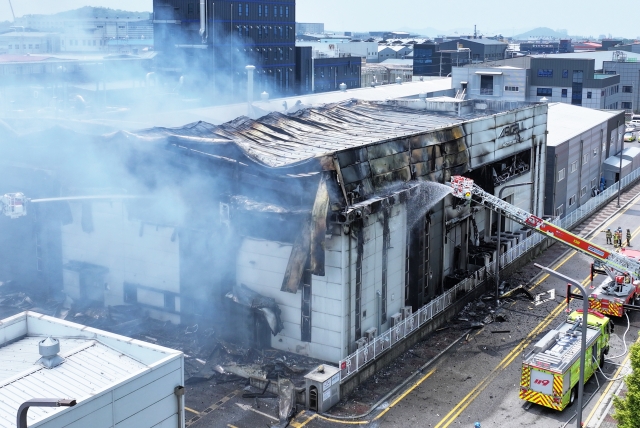 24일 경기도 화성시 서신면 소재 일차전지 제조 업체에서 화재가 발생해 소방관들이 진화작업을 하고 있다. 연합뉴스