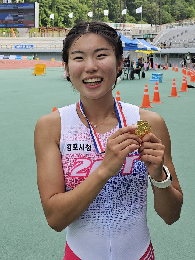 여자 400m 허들서 시즌 4관왕에 오른 김포시청 김초은이 금메달을 들고 활짝 웃고 있다. 김포시청 제공