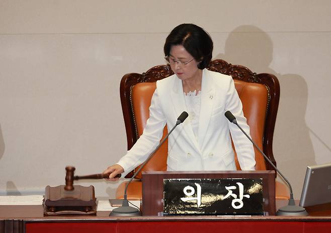 5일 오후 서울 국회에서 제22대 국회 첫 본회의가 열렸다. 본회의 진행을 맡은 더불어민주당 추미애 의원이 의사봉을 두드리고 있다. [연합뉴스]