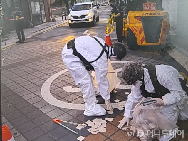 [서울=뉴시스] 합동참모본부는 25일 오전 9시 기준 우리 군이 식별한 오물풍선은 350여개로 집계됐다고 밝혔다. 사진은 서울 성북구 석관동에 낙하된 오염물을 처리하는 모습. (사진=합참 제공) 2024.06.25. photo@newsis.com *재판매 및 DB 금지 /사진=류현주