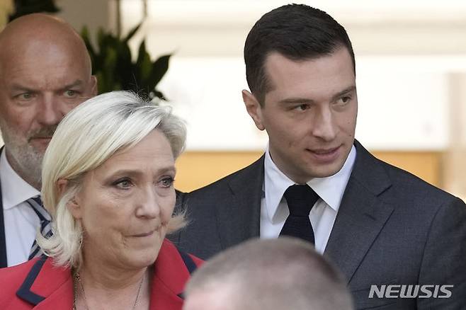 [파리=AP/뉴시스] 조르당 바르델라 국민연합(RN) 대표(오른쪽)가 24일(현지시각) 마린 르펜 의원과 프랑스 파리에서 열린 기자회견 후 자리를 뜨고 있다. 2024.06.25.