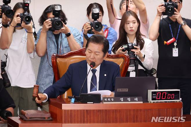 [서울=뉴시스] 조성우 기자 = 정청래 국회 법제사법위원회 위원장이 지난 14일 오전 서울 여의도 국회에서 열린 법제사법위원회 전체회의에서 안건을 상정하며 의사봉을 두드리고 있다. 2024.06.14. xconfind@newsis.com