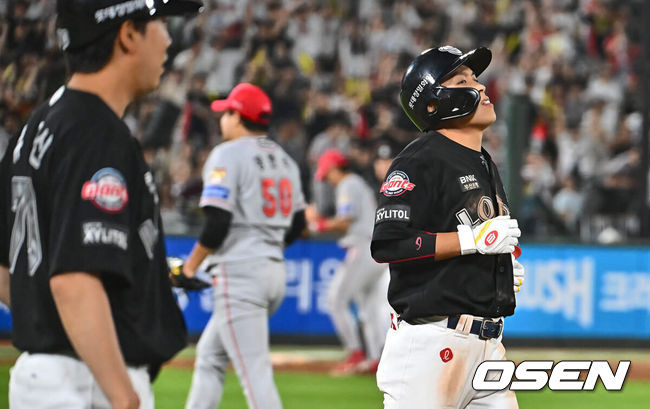 [OSEN=부산, 이석우 기자] 25일 부산 사직야구장에서 2024 신한 SOL 뱅크 KBO 리그 롯데 자이언츠와 KIA 타이거즈의 경기가 열렸다. 홈팀 롯데는 나균안이 선발 출전하고 KIA는 네일이 선발 출전했다.롯데 자이언츠 황성빈이 연장 10회말 2사 만루 2루수 땅볼을 치고 아쉬워하고 있다. 2024.06.25 / foto0307@osen.co.kr