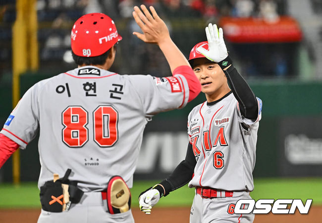 [OSEN=부산, 이석우 기자] 25일 부산 사직야구장에서 2024 신한 SOL 뱅크 KBO 리그 롯데 자이언츠와 KIA 타이거즈의 경기가 열렸다. 홈팀 롯데는 나균안이 선발 출전하고 KIA는 네일이 선발 출전했다.KIA 타이거즈 홍종표가 8회초 2사 2루 동점 중견수 오른쪽 안타를 치고 하이파이브를 하고 있다. 2024.06.25 / foto0307@osen.co.kr