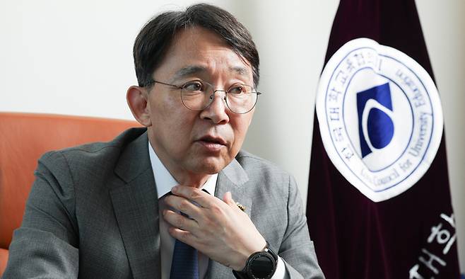 박상규 한국대학교육협의회장이 17일 서울 금천구 대교협 집무실에서 진행된 세계일보와의 인터뷰에서 “의대생들이 하루속히 강의실에 돌아오길 바란다”며 “정부가 2026학년도 의대 정원 논의에 좀 더 전향적으로 나서달라”고 주문했다. 최상수 기자