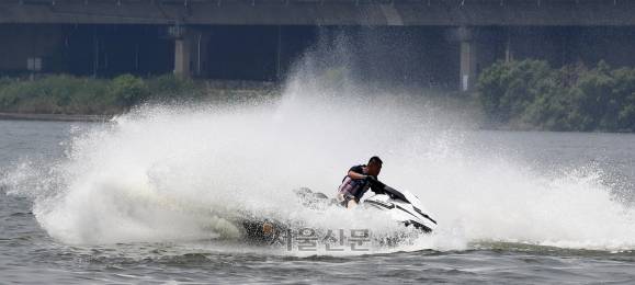 초여름 날씨를 보인 6일 오전 서울 서초구 한강시민공원 잠원지구 인근 한강에서 시민들이 제트스키를 타며 더위를 식히고 있다. (본 기사와 관련없음) 2018.6.6. 도준석 기자 pado@seoul.co.kr