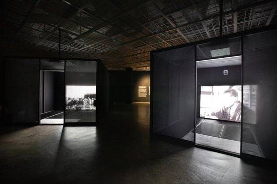 싱가포르의 미디어 아티스트 호추니엔의 첫 번째 한국 개인전 ‘호텔 아포리아’ 전시 전경. 다다미가 깔린 6개의 방에서 일본 제국주의와 관련한 영상이 흘러 나온다. 사진 제공=아트선재센터