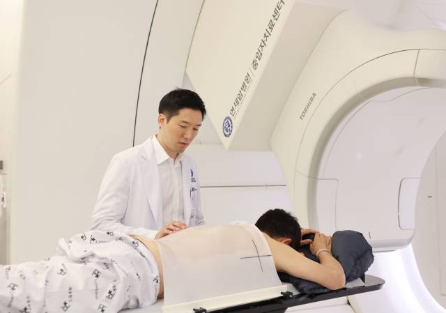 김경환 세브란스병원 방사선종양학과 교수가 치료 시작 전 환자를 살피고 있다. 사진 제공=연세암병원