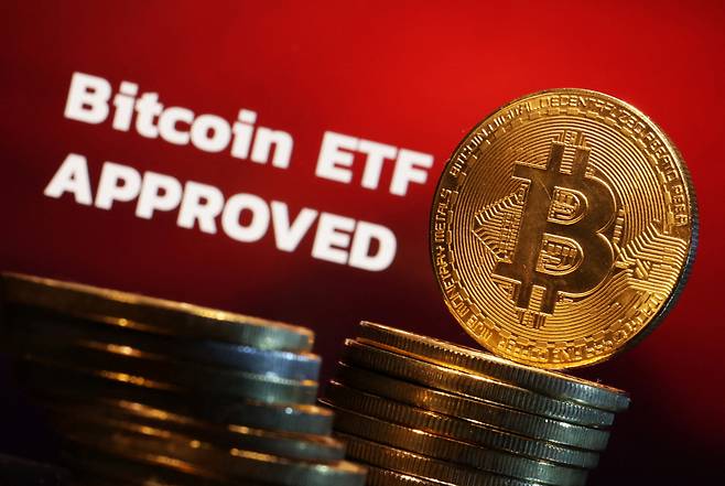 미국 금융당국의 비트코인 현물 ETF 승인으로 대규모 자금이 유입돼 비트코인 가격을 끌어올렸으나, 최근 자금 이탈세가 커지면서 다시 가격 하락을 면치 못하고 있다. ⓒ 로이터 = 연합뉴스