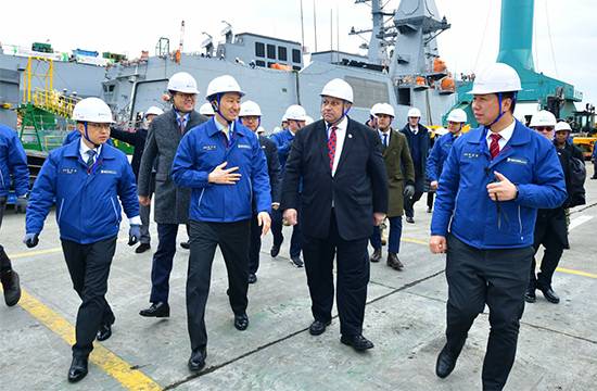 정기선 HD현대 부회장(왼쪽 둘째)이 카를로스 델 토로 미 해군성 장관(오른쪽 둘째)에게 HD현대중공업 특수선 야드와 건조 중인 함정을 소개하고 있다. ⓒHD현대중공업 홈페이지 캡처