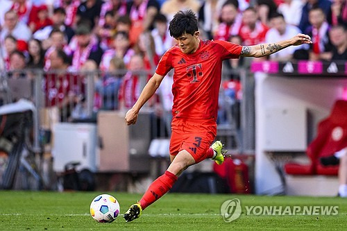 독일 최대 축구전문지 키커를 인용한 바세르부르크24에 의하면 현재 바이에른 뮌헨에 센터백 숫자가 너무 많아 이번 여름 에릭 다이어를 제외한 기존 센터백 3명이 떠날 수 있다. 지난해 여름에 영입된 김민재 역시 이적할 경우 상당한 이적료와 연봉 지출 절감을 기대할 수 있어 방출 가능성을 무시할 수 없는 상황이다. 뮌헨은 뱅상 콤파니 감독 부임과 함께 일본인 수비수 이토 히로키를 영입했고, 독일 대표팀 수비수 요나탄 타의 영입도 추진하고 있다. 연합뉴스