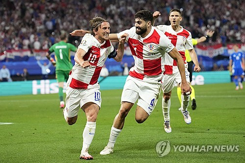 크로아티아가 25일 독일 라이프치히 경기장에서 열린 2024 유럽축구연맹(UEFA) 유럽축구선수권대회(유로 2024) 조별리그 B조 최종전에서 이탈리아와 1-1로 비겨 16강 진출 실패 위기에 몰렸다. 크로아티아 39살 간판 스타 루카 모드리치도 마지막 메이저대회에서 조기 퇴출 위기에 몰렸다. 모드리치는 월드컵에선 준우승, 3위를 한 번씩 차지했으나 유로 대회에선 준준결승 진출 기록도 없다. 연합뉴스