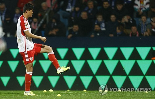 독일 최대 축구전문지 키커를 인용한 바세르부르크24에 의하면 현재 바이에른 뮌헨에 센터백 숫자가 너무 많아 이번 여름 에릭 다이어를 제외한 기존 센터백 3명이 떠날 수 있다. 지난해 여름에 영입된 김민재 역시 이적할 경우 상당한 이적료와 연봉 지출 절감을 기대할 수 있어 방출 가능성을 무시할 수 없는 상황이다. 뮌헨은 뱅상 콤파니 감독 부임과 함께 일본인 수비수 이토 히로키를 영입했고, 독일 대표팀 수비수 요나탄 타의 영입도 추진하고 있다. 연합뉴스