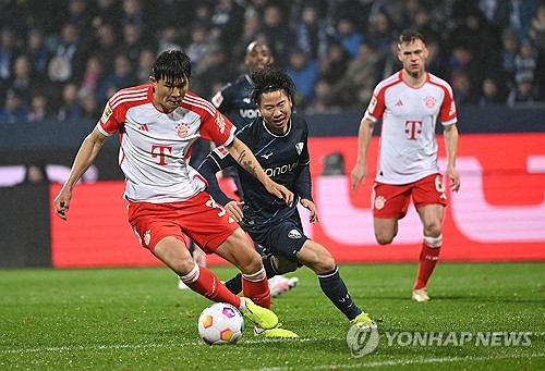 독일 최대 축구전문지 키커를 인용한 바세르부르크24에 의하면 현재 바이에른 뮌헨에 센터백 숫자가 너무 많아 이번 여름 에릭 다이어를 제외한 기존 센터백 3명이 떠날 수 있다. 지난해 여름에 영입된 김민재 역시 이적할 경우 상당한 이적료와 연봉 지출 절감을 기대할 수 있어 방출 가능성을 무시할 수 없는 상황이다. 뮌헨은 뱅상 콤파니 감독 부임과 함께 일본인 수비수 이토 히로키를 영입했고, 독일 대표팀 수비수 요나탄 타의 영입도 추진하고 있다. 연합뉴스