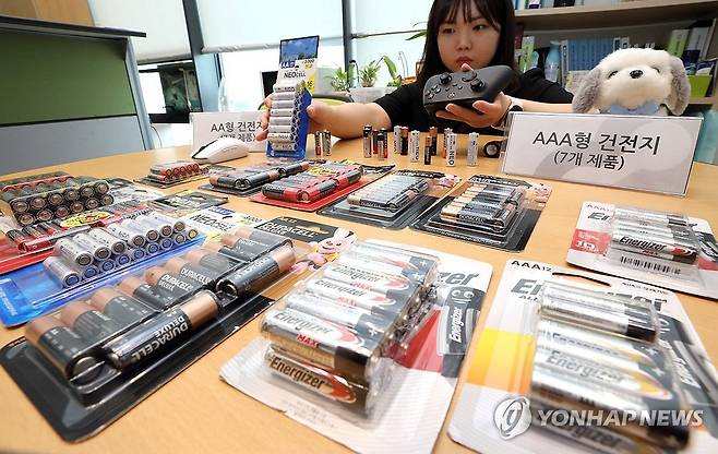 소비자원, 건전지 비교했는데 (세종=연합뉴스) 배재만 기자 = 한국소비자원이 25일 오전 정부세종청사에서 주요 브랜드 건전지 AAA,AA형 각 7개 제품에 대한 품질, 지속시간, 가격 등을 시험 평가한 비교정보를 공개했다. 사진은 직원이 시험 제품인 건전지를 살펴보는 모습. 시험평가 결과, 핵심 품질인 지속시간은 사용 용도(저부하·중부하)에 따라 제품별 차이가 있었고, 제품 가격 대비 지속시간으로 제품 간 비교 시 AAA형은 최대 8.6배, AA형은 최대 7.1배 차이가 났다. 2024.6.25 scoop@yna.co.kr