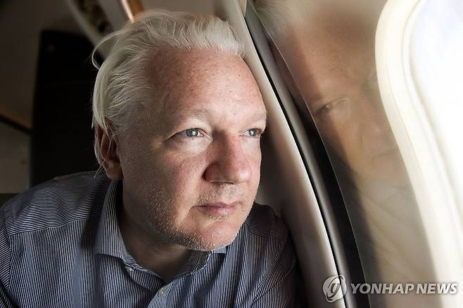 줄리언 어산지 (방콕 AFP=연합뉴스) 25일(현지시간) 영국을 떠나 미국령 사이판으로 가기 위해 태국 방콕을 경유한 어산지가 방콕 공항에 내리기 전 창밖으로 공항을 내려다보고 있다. 2024.6.25. photo@yna.co.kr