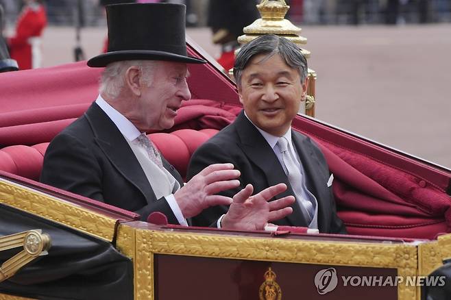일왕 영국 국빈 방문 (런던 AP=연합뉴스) 25일(현지시간) 영국을 국빈방문한 일왕 나루히토와 찰스 3세 국왕이 마차를 함께 타고 행진하고 있다. 2024.6.25