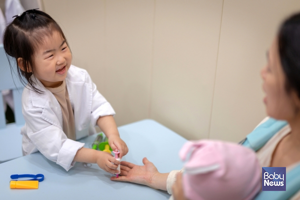 병원 역할 놀이. ⓒ베이비뉴스