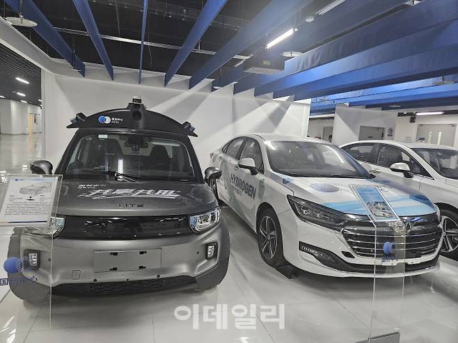중국 베이징 신생에너지자동차기술센터에 완전 자율 주행 자동차 등이 전시돼있다. (사진=이데일리 이명철 특파원)