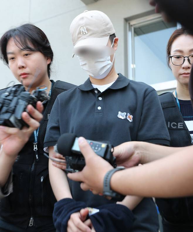 육군 12사단 훈련병 사망사건과 관련해 규정을 위반한 군기훈련(얼차려)을 실시한 혐의를 받는 중대장(대위)이 21일 오전 강원 춘천지방법원에서 열린 구속 전 피의자 심문(영장실질심사)에 출석한 뒤 법원을 나오고 있다 (사진=연합뉴스)