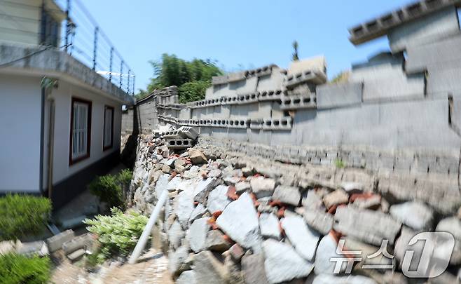 전북자치도 부안군 행안면 한 주택가 담장이 발생한 4.8 규모의 지진으로 붕괴돼 있다. 2024.6.13/뉴스1 ⓒ News1 유경석 기자