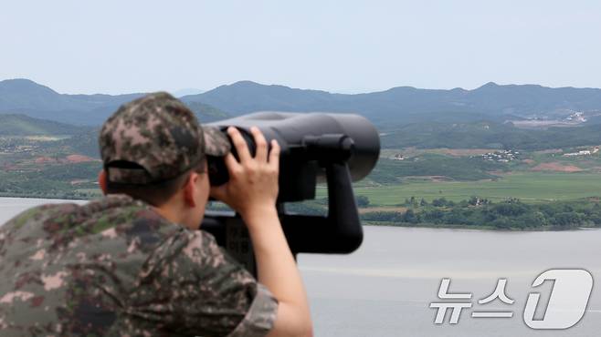 6·25전쟁일인 25일 오전 경기 파주시 오두산전망대를 찾은 군 장병이 북한 땅을 살펴보고 있다. 2024.6.25/뉴스1 ⓒ News1 장수영 기자