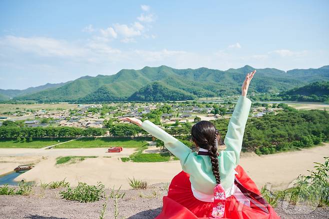 한복을 입은 관광객이 안동 부용대에서 하회마을을 배경으로 사진을 찍고 있다(안동시 제공)2024.6.26/뉴스1