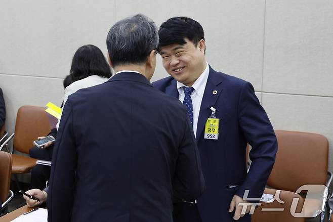 박민수 보건복지부 제2차관과 임현택 대한의사협회 회장이 26일 오전 서울 여의도 국회 보건복지위원회 전체회의장에서 열린 의료계 비상상황 관련 청문회에 출석해 악수를 나누고 있다. 2024.6.26/뉴스1 ⓒ News1 안은나 기자