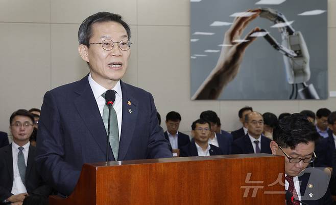 이종호 과학기술정보방송통신부 장관이 25일 오후 서울 여의도 국회에서 열린 과학기술정보방송통신위원회 5차 전체회의에서 현안 보고를 하고 있다. 2024.6.25/뉴스1 ⓒ News1 안은나 기자