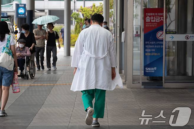 26일 서울시내 한 대학병원에서 의료진이 이동하고 있다.  2024.6.26/뉴스1 ⓒ News1 유승관 기자